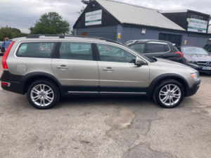 2013 Volvo Xc70 2.4 D5 Se Lux Estate 5dr Diesel Geartronic AWD Euro 5 (215 Ps) in Gold — image 6