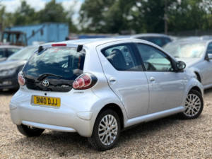 2010 Toyota Aygo 1.0 Vvt-I Platinum Euro 4 5dr in Silver — image 3