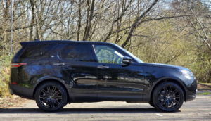 2020 Land Rover Discovery 3.0 Discovery Luxury Hse Sd6 Auto 4WD 5dr in Black — image 5