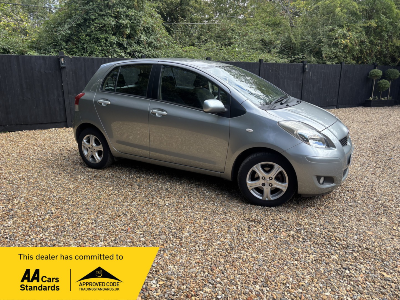 2010 Toyota Yaris 1.3 Dual Vvt-I Tr in Silver — image 1
