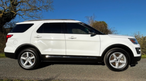 2017 Ford Explorer 3.5 V6 Xlt Automatic in White — image 4