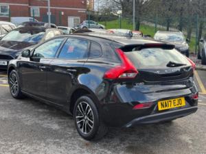 2017 Volvo V40 2.0 T2 Momentum Euro 6 (s/s) 5dr in Black — image 4