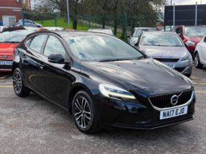2017 Volvo V40 2.0 T2 Momentum Euro 6 (s/s) 5dr in Black — image 5