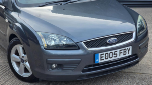 2005 Ford Focus 1.6 Zetec Climate 5dr in Grey — image 2