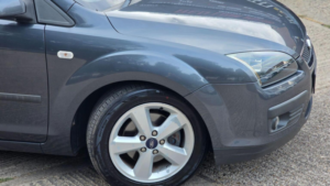 2005 Ford Focus 1.6 Zetec Climate 5dr in Grey — image 3