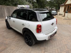 2013 MINI Countryman 1.6 Cooper All4 Countryman in White — image 5
