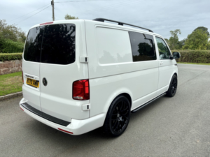 2020 Volkswagen Transporter T6.1 2.0 Tdi Highline 150 Camper / Day Van Swb Eu6 Ulez in White — image 3