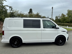 2020 Volkswagen Transporter T6.1 2.0 Tdi Highline 150 Camper / Day Van Swb Eu6 Ulez in White — image 5