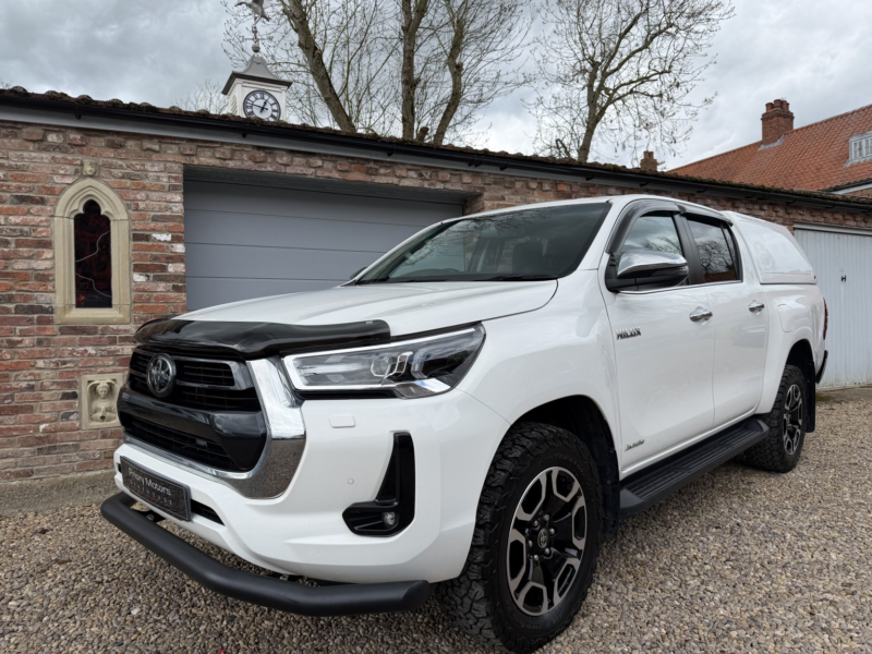 2023 Toyota Hilux 2.4 D-4d Invincible in White — image 1