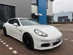 2015 Porsche Panamera 3.0 D V6 in White — image 3