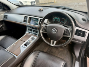 2013 Jaguar Xf 2.2d Luxury Auto Euro 5 (s/s) 4dr in Grey — image 3