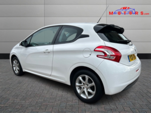 2014 Peugeot 208 1.4 E-Hdi Active in White — image 5