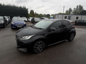 2020 Toyota Yaris 1.5 Vvt-H Dynamic E-CVT Euro 6 (s/s) 5dr in Black — image 3