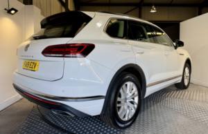 2019 Volkswagen Touareg 3.0 Tdi V6 Sel in White — image 5