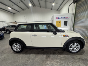 2011 MINI Hatch 1.6 One Hatch in White — image 6