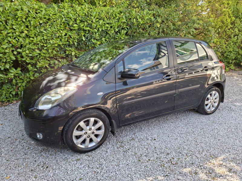 2011 Toyota Yaris 1.3 Dual Vvt-I T Spirit in Black — image 1
