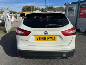 2016 Nissan Qashqai 1.5 Dci Tekna 2WD Euro 6 (s/s) 5dr in White — image 6