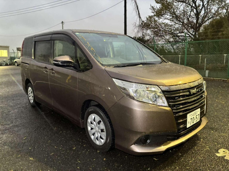 2014 Toyota Noah 2.0 X 5dr 7 Seats in Brown — image 1
