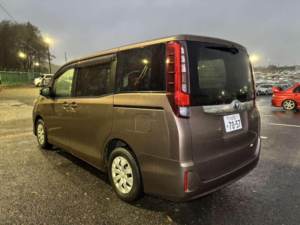 2014 Toyota Noah 2.0 X 5dr 7 Seats in Brown — image 5
