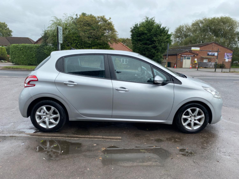 2015 Peugeot 208 1.4 Hdi Active *£20 Road Tax**full Service History ** 1 Previous Owner Last Owner 7.5 Years** in Silver — image 1