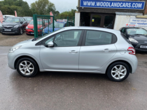 2015 Peugeot 208 1.4 Hdi Active *£20 Road Tax**full Service History ** 1 Previous Owner Last Owner 7.5 Years** in Silver — image 5