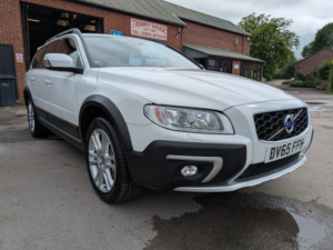 2015 Volvo Xc70 2.4 Se Lux D5 AWD in White — image 3