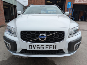 2015 Volvo Xc70 2.4 Se Lux D5 AWD in White — image 5