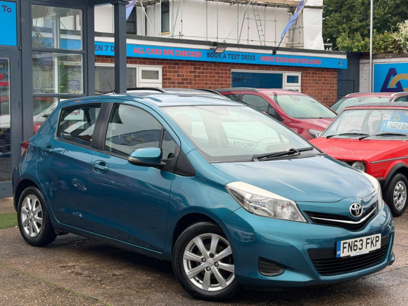 2013 Toyota Yaris 1.33 Dual Vvt-I Tr Euro 5 5dr in Blue — image 1