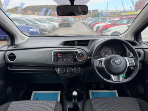 2013 Toyota Yaris 1.33 Dual Vvt-I Tr Euro 5 5dr in Blue — image 2
