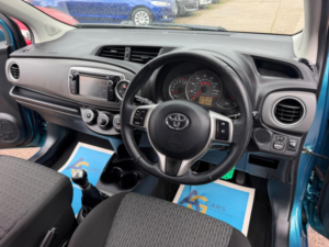2013 Toyota Yaris 1.33 Dual Vvt-I Tr Euro 5 5dr in Blue — image 3