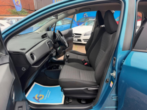 2013 Toyota Yaris 1.33 Dual Vvt-I Tr Euro 5 5dr in Blue — image 4