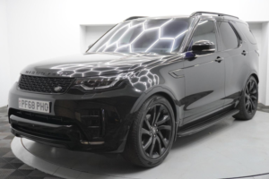 2018 Land Rover Discovery 2.0 Si4 Hse Auto 4WD Euro 6 (s/s) 5dr in Black — image 3