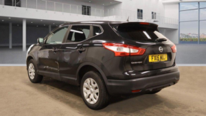 2015 Nissan Qashqai 1.2 Dig-T Visia 2WD Euro 5 (s/s) 5dr in Black — image 3