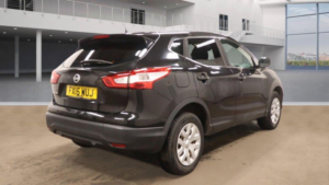2015 Nissan Qashqai 1.2 Dig-T Visia 2WD Euro 5 (s/s) 5dr in Black — image 4