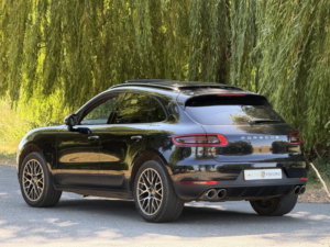 2018 Porsche Macan 2.0 T in Black — image 2