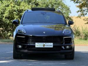 2018 Porsche Macan 2.0 T in Black — image 3