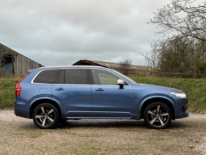 2017 Volvo Xc90 2.0 R-Design D5 Powerpulse AWD in Blue — image 2