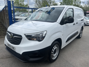 2021 Vauxhall Combo 1.5 Turbo D 2300 Dynamic in White — image 2