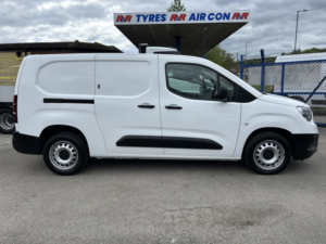 2021 Vauxhall Combo 1.5 Turbo D 2300 Dynamic in White — image 5