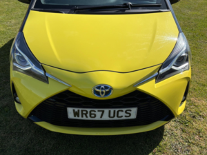 2017 Toyota Yaris 1.5 Vvt-H Yellow Bi-Tone Limited Edition E-CVT Euro 6 (s/s) 5dr in Yellow — image 4