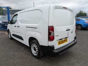 2020 Vauxhall Combo 1.5 Turbo D 2300 Edition in White — image 3