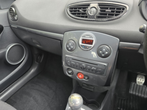 2012 Renault Clio 2.0 Renaultsport in Yellow — image 4