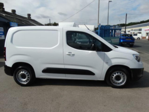 2022 Vauxhall Combo 1.5 Turbo D 2300 Dynamic Auto L1 H1 Euro 6 (s/s) 4dr in White — image 4