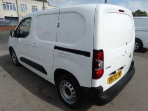 2022 Vauxhall Combo 1.5 Turbo D 2300 Dynamic Auto L1 H1 Euro 6 (s/s) 4dr in White — image 6