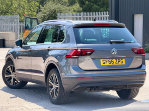 2017 Volkswagen Tiguan 2.0 Tdi Bluemotion Tech Se Navigation DSG 4motion Euro 6 (s/s) 5dr in Grey — image 3