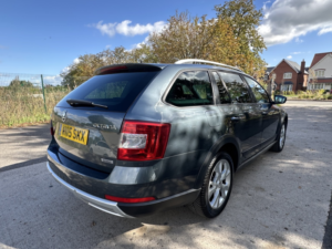 2015 Skoda Octavia 2.0 Tdi Scout in Grey — image 2