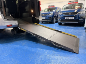 2019 Peugeot Traveller 2.0 Bluehdi Active in Grey — image 4