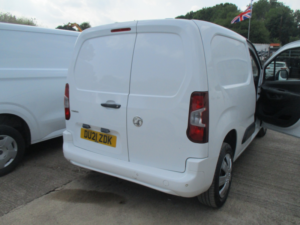 2021 Vauxhall Combo 1.5 Turbo D 2300 Sportive in White — image 5