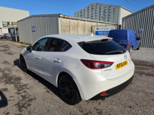 2015 Mazda Mazda3 2.0 Skyactiv-G Se-L Nav Euro 6 (s/s) 5dr in White — image 4