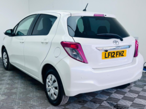 2012 Toyota Yaris 1.33 Dual Vvt-I Tr Multidrive S Euro 5 5dr in White — image 4
